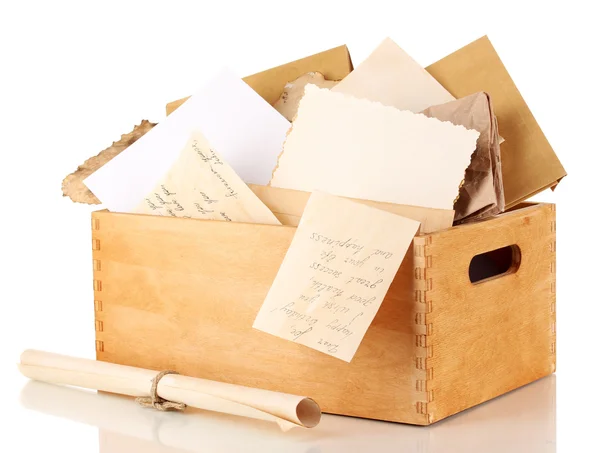 Caja de madera con papeles y letras aisladas en blanco —  Fotos de Stock