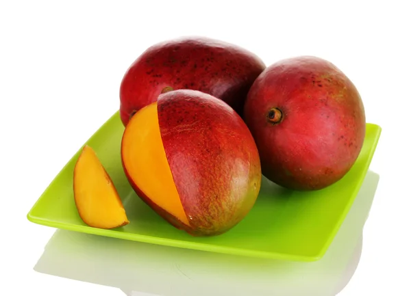 Reife appetitliche Mango auf grünem Teller isoliert auf weißem — Stockfoto