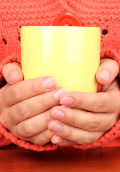 Mãos segurando caneca de bebida quente close-up — Fotografia de Stock