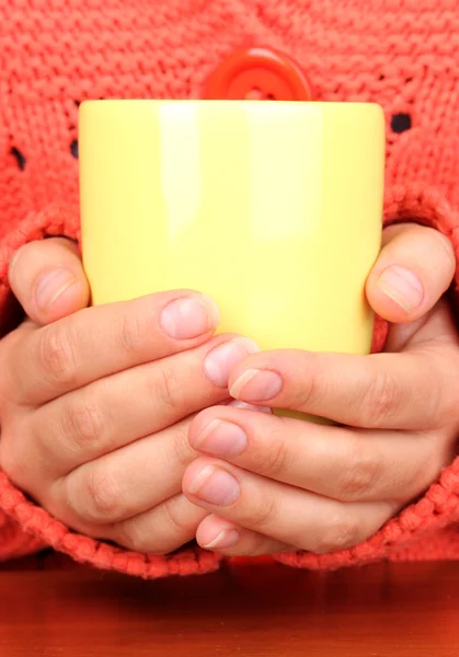 Hands holding mug of hot drink close-up — Stock Photo, Image