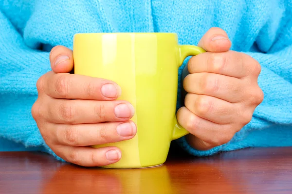 Mani che tengono la tazza di bevanda calda primo piano — Foto Stock