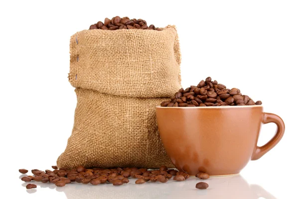Grãos de café no saco e na xícara isolado no branco — Fotografia de Stock