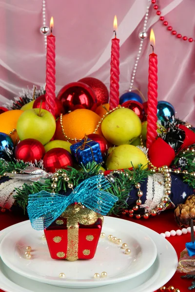 Servindo mesa de Natal no fundo tecido branco — Fotografia de Stock