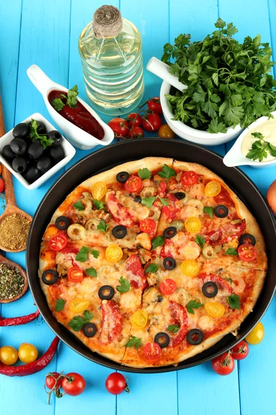 Kleurrijke samenstelling van heerlijke pizza, groenten en kruiden — Stockfoto