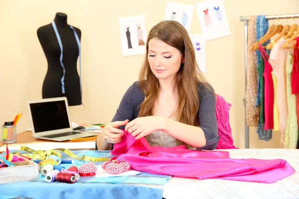 Belle jeune couturière en salle de travail — Photo