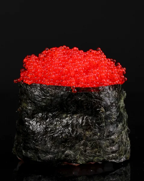 Köstliches Sushi isoliert auf schwarz — Stockfoto