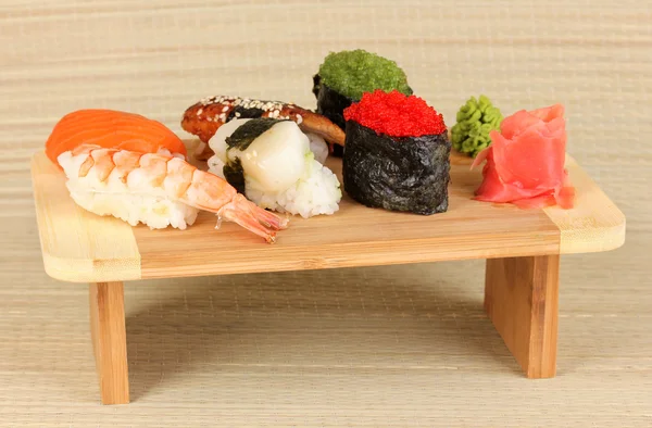 Ahşap bambu hasır tahtada lezzetli sushi servis — Stok fotoğraf