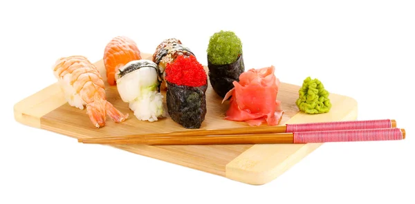 Delicioso sushi servido em tábua de madeira isolada em branco — Fotografia de Stock