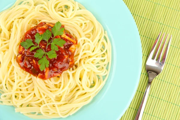 Italian spaghetti in plate on bamboo mat — Stock Photo, Image