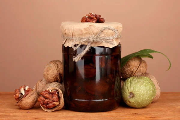 クルミ茶色の背景に木製のテーブルの上のジャム瓶 — ストック写真