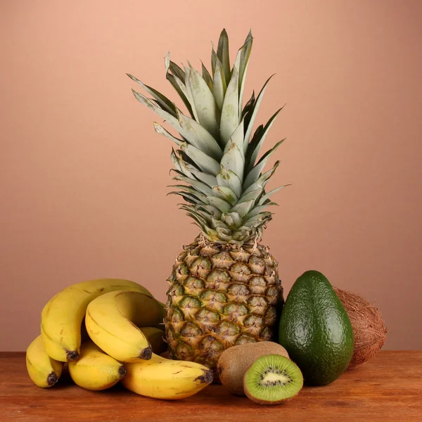 Fruta na mesa no fundo marrom — Fotografia de Stock