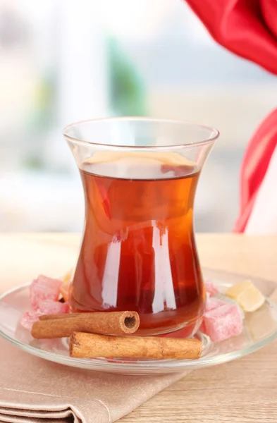 Sklenice tureckého čaje a rahat lokum, na dřevěný stůl — Stock fotografie