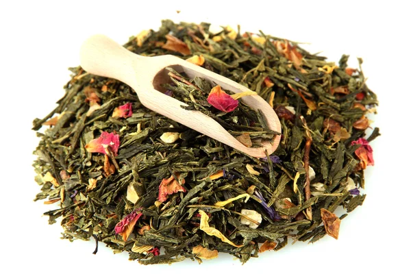 Aromatische groene droge thee met vruchten en bloemblaadjes, geïsoleerd op wit — Stockfoto