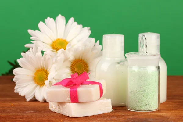 Ingredienti per la produzione di sapone su sfondo verde — Foto Stock