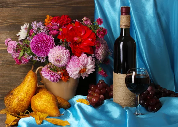 Toamna minunată încă viață cu fructe și vin — Fotografie, imagine de stoc