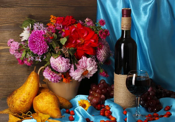 Splendida natura morta autunnale con frutta e vino — Foto Stock