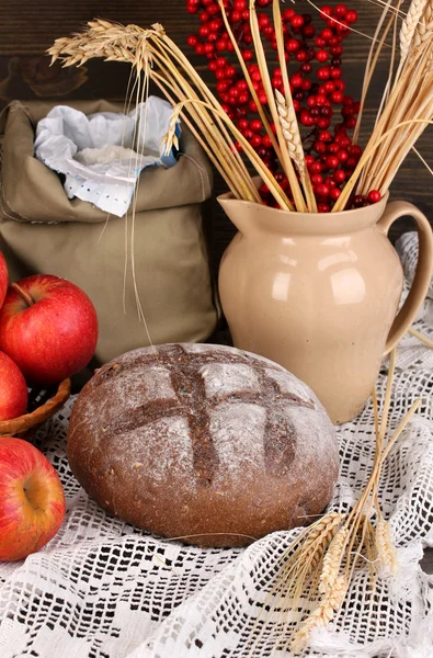 Roggebrood op houten tafel op herfst samenstelling achtergrond — Stockfoto