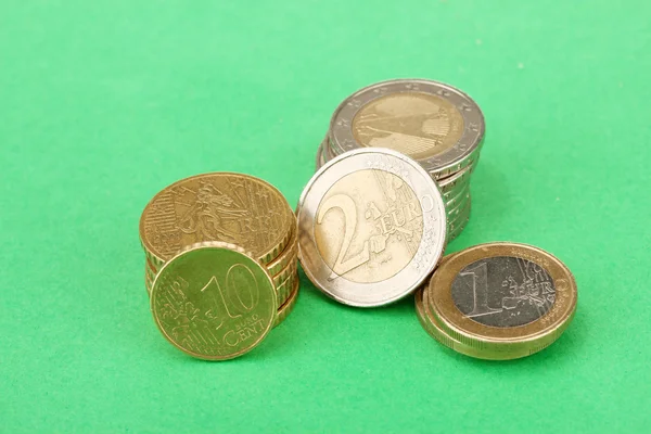 Monedas de euro sobre fondo de color — Foto de Stock