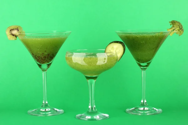 Three kinds of green juice in coctail glasses on color background — Stock Photo, Image