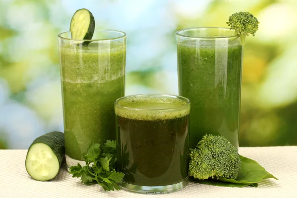 Trzy rodzaje zielony sok na jasnym tle — Zdjęcie stockowe