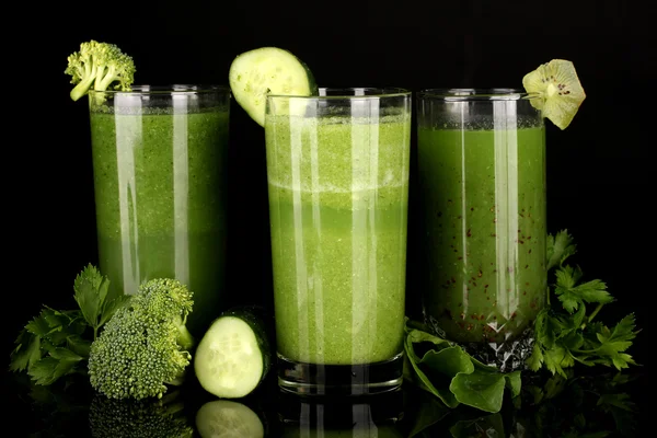 Tre sorters grön juice isolerade på svart — Stockfoto