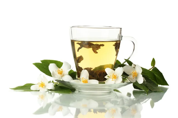 Tasse de thé vert avec des fleurs de jasmin isolé sur blanc — Photo