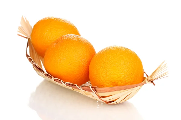 Naranjas en la cesta aisladas en blanco — Foto de Stock