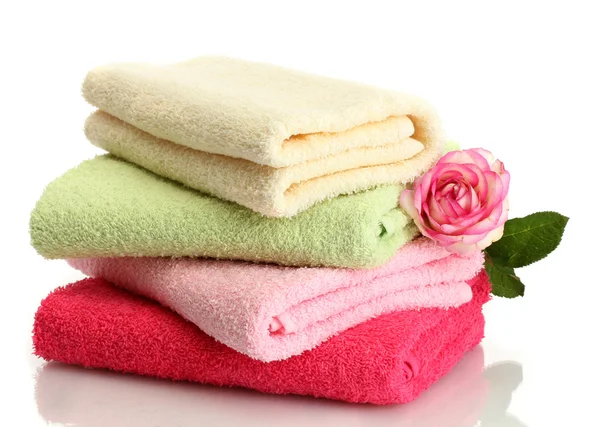Helle Handtücher und Rose isoliert auf weiß — Stockfoto
