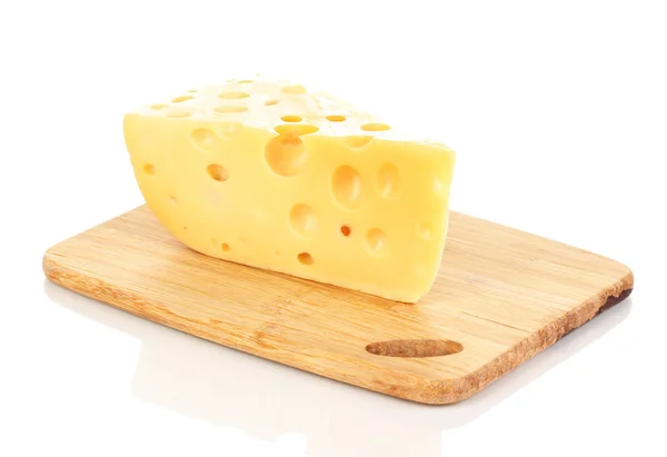 おいしいチーズを白で隔離され、木製ボード — ストック写真
