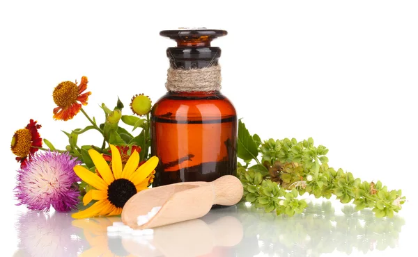 Frasco de medicamento com comprimidos e flores isolados em branco — Fotografia de Stock