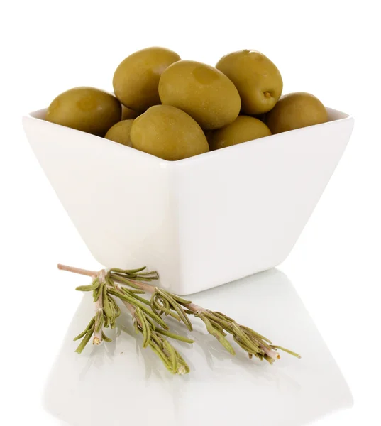 Olive verdi in ciotola bianca con rosmarino isolato su bianco — Foto Stock