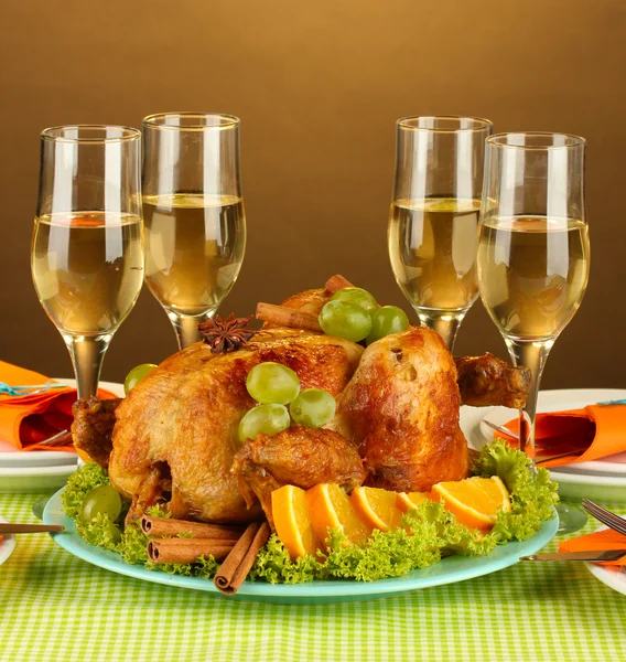 宴会桌上棕色背景特写的烤鸡。感恩节这一天 — 图库照片