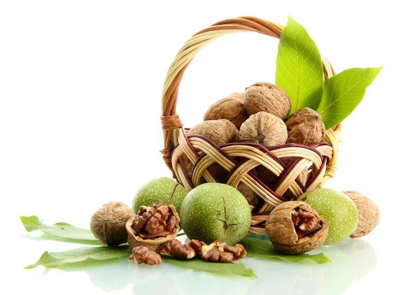 Nueces con hojas verdes en cesta, aisladas sobre blanco —  Fotos de Stock