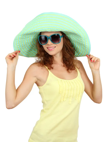 Sonriente hermosa chica con sombrero de playa y gafas aisladas en blanco — Foto de Stock