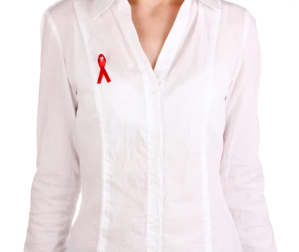 Kobieta z czerwoną wstążką na białą koszulę na białym tle — Zdjęcie stockowe