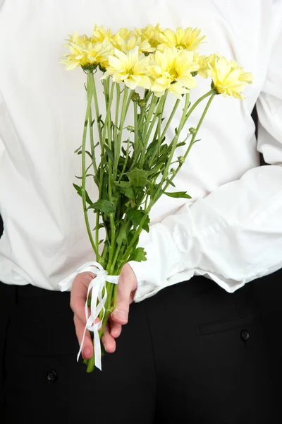 Homem segurando flores close-up — Fotografia de Stock