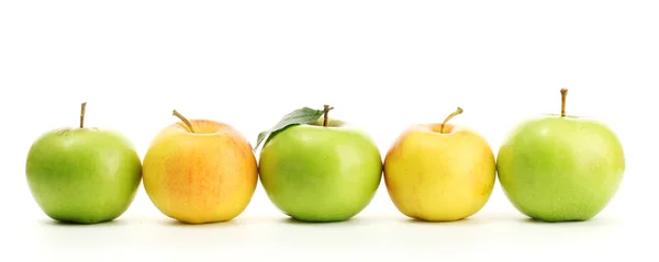 Manzanas dulces, aisladas sobre blanco —  Fotos de Stock