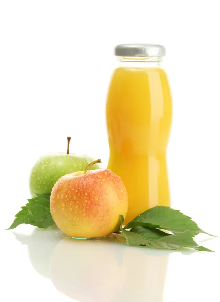 Fles van SAP met zoete appels, geïsoleerd op wit — Stockfoto