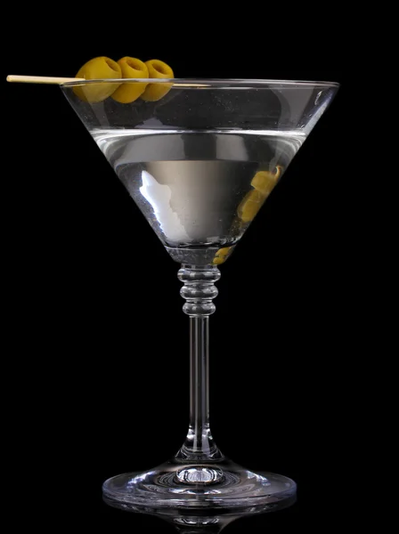 Szkło Martini i oliwki na szarym tle — Zdjęcie stockowe