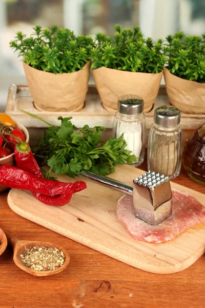 Composition of raw meat, vegetables and spices on wooden table close-up — Stock Photo, Image