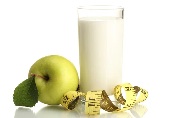 Glas kefir, grönt äpple och måttband isolerad på vit — Stockfoto