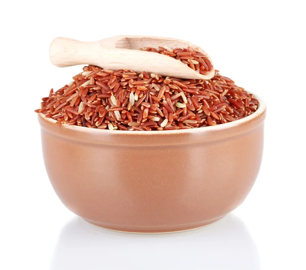 Arroz rojo en una meseta marrón con una cucharada de madera, aislado en blanco — Foto de Stock