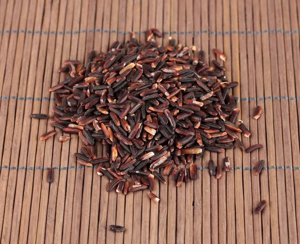 Чорний рис на бамбуковому килимку — стокове фото
