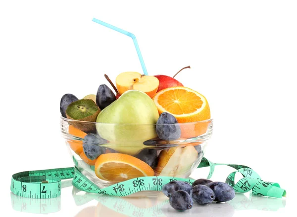 Cuenco de vidrio con fruta para dieta y cinta métrica aislada en blanco — Foto de Stock