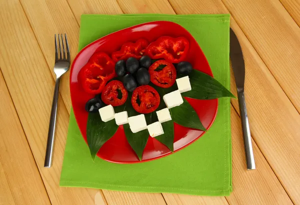 Sýr Feta na talíři zdobený olivami a rajčaty na dřevěném stolku — Stock fotografie