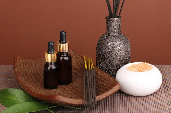 Aromatherapie instelling op bruine achtergrond — Stockfoto