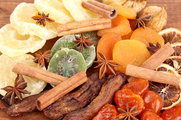Tørkede frukter med kanel og anisstjerner – stockfoto