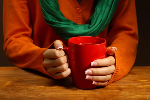 Руки, що тримають чашку гарячого напою, крупним планом — стокове фото