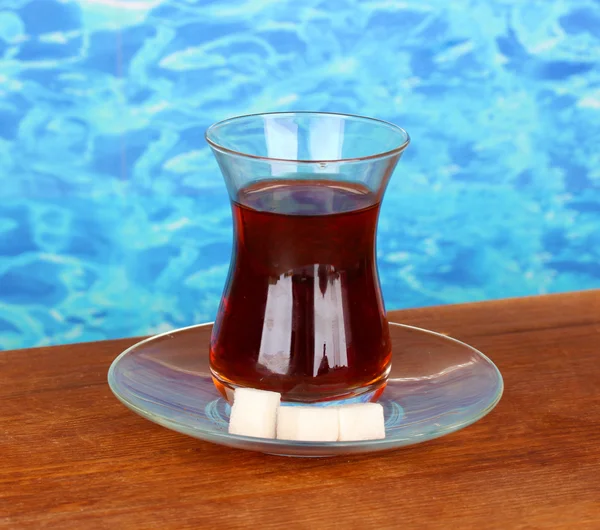 Glas turkiskt te på färgbakgrund — Stockfoto
