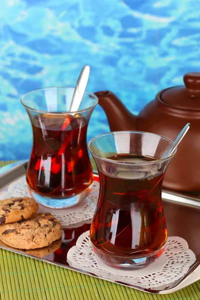 土耳其语的茶和颜色背景上的水壶玻璃 — 图库照片